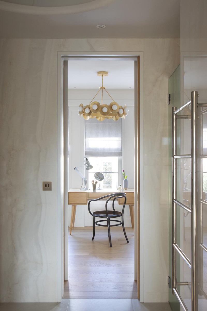 holland-park- bathroom- heckmann- design- chandellier- dressing-room